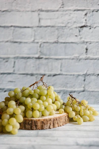 Des grappes de raisins blancs — Photo