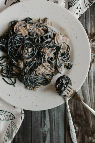 Czarne spaghetti z sosem śmietanowym — Zdjęcie stockowe