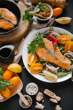 Sebzeli ızgara somon hazırlama