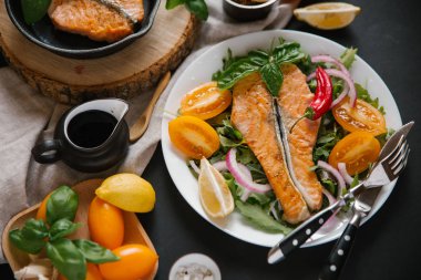 Sebzeli ızgara somon hazırlama