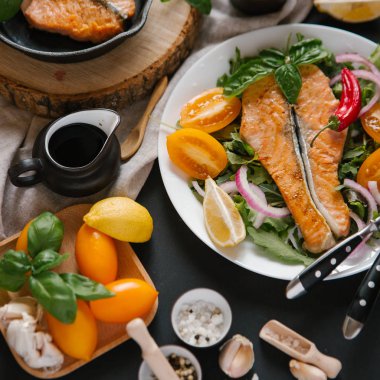 Sebzeli ızgara somon hazırlama