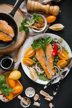 Sebzeli ızgara somon hazırlama