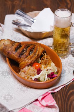 Sebze ve bira ile yumruk