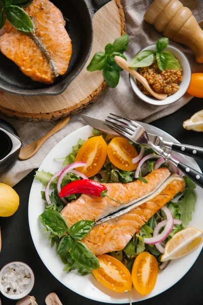 Preparing grilled salmon with vegetables — Stock Photo, Image