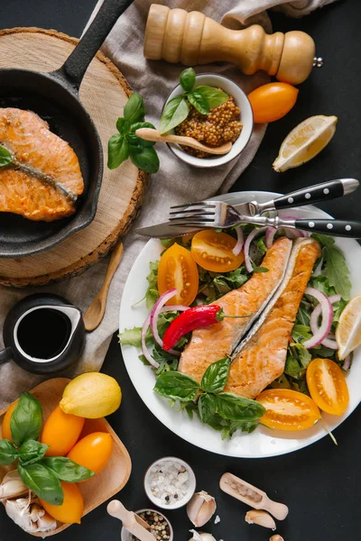 Preparing grilled salmon with vegetables — Stock Photo, Image