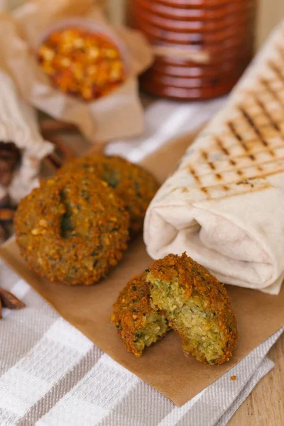 Tasty shawarma and falafel — Stock Photo, Image