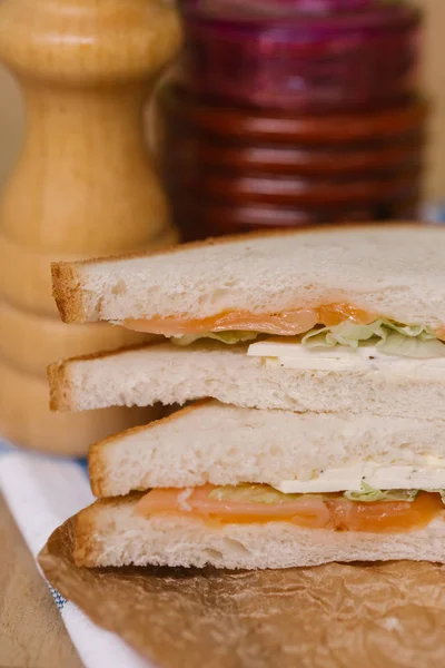 Sabrosos sándwiches con salmón — Foto de Stock