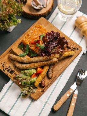 çeşitli ızgara sosis