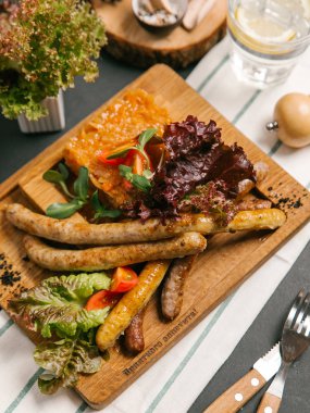 çeşitli ızgara sosis