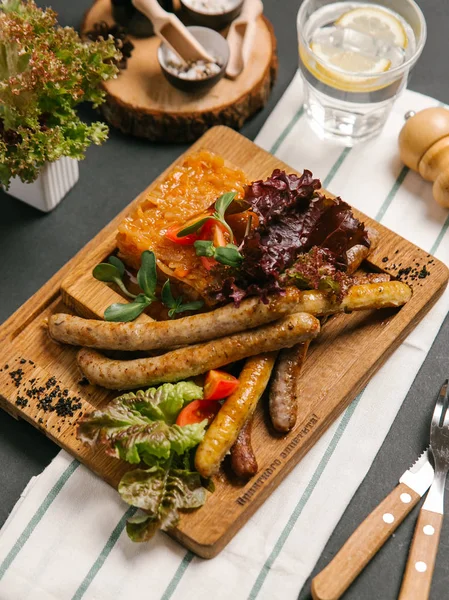 çeşitli ızgara sosis