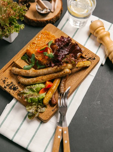 çeşitli ızgara sosis