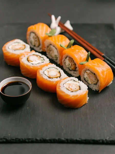 Sushi bułki z łososiem — Zdjęcie stockowe