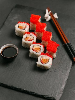 Suşi rulo havyar ile
