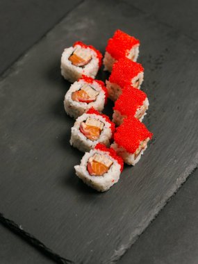 Suşi rulo havyar ile