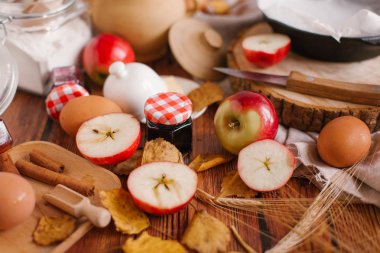 Elmalı kek için malzemeler 