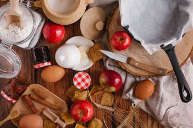 Elmalı kek için malzemeler 