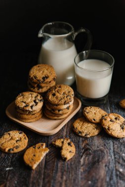 Çikolatalı kurabiye ve süt.
