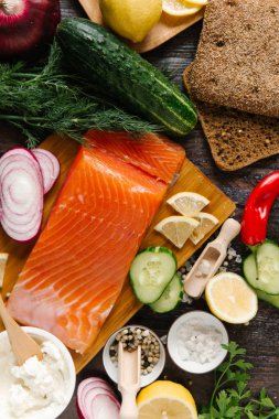 Somonlu sandviç malzemeleri.