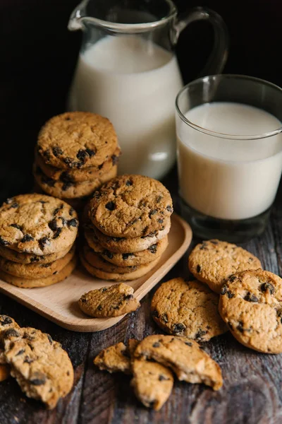 Galletas caseras y leche —  Fotos de Stock