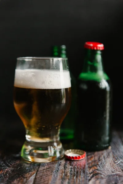 Vidro de cerveja e garrafas — Fotografia de Stock