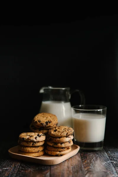 Chocolate cookies and milk — Stock Photo, Image