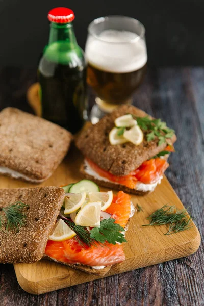 Пиво и сэндвичи с лососем — стоковое фото