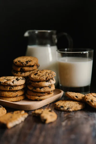 Schokoladenkekse und Milch — Stockfoto