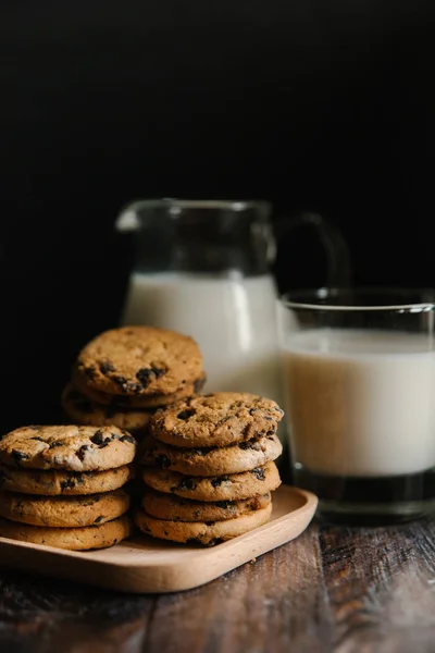 Chokladkakor och mjölk — Stockfoto