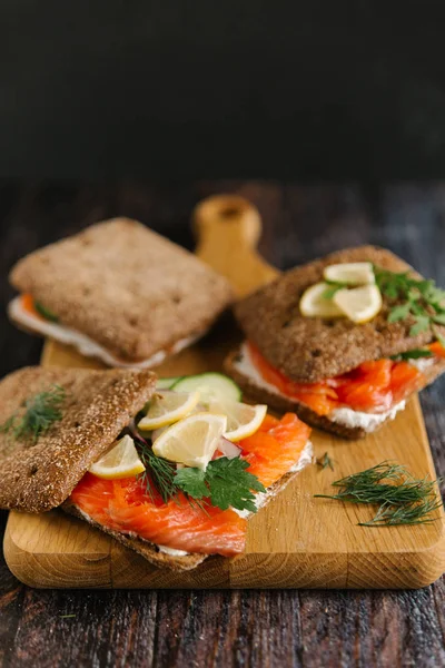 Beer and sandwiches with salmon — Stock Photo, Image