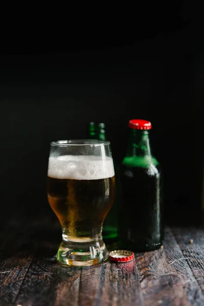 Vidro de cerveja e garrafas — Fotografia de Stock
