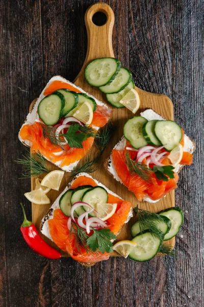 Sandwiches with salmon, vegetables and herbs — Stock Photo, Image