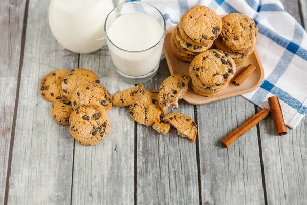 Chokladkakor och mjölk — Stockfoto