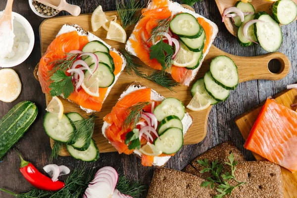 Sandwiches with cheese cream and salmon — Stock Photo, Image