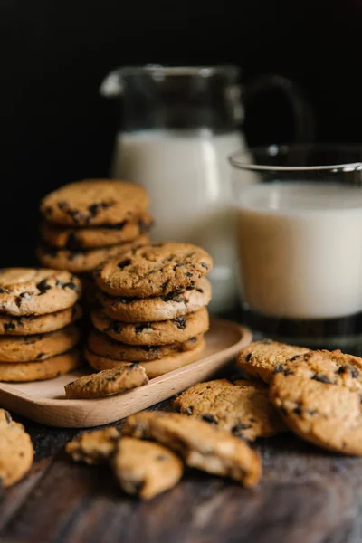Домашнее печенье и молоко — стоковое фото
