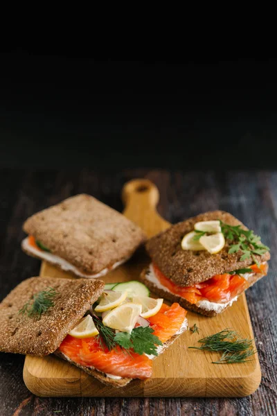 Beer and sandwiches with salmon — Stock Photo, Image