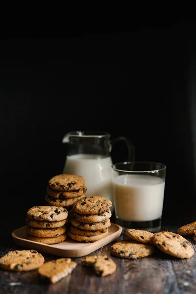 Schokoladenkekse und Milch — Stockfoto