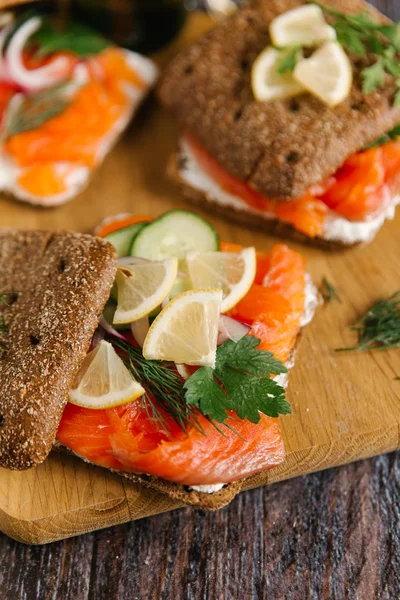Вкусные бутерброды с лососем — стоковое фото