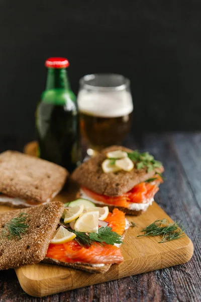 Пиво и сэндвичи с лососем — стоковое фото
