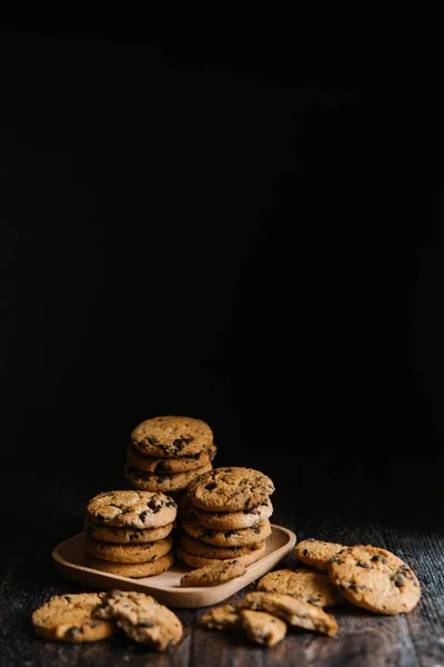 Galletas de chocolate en plato de madera —  Fotos de Stock