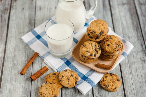 Chokladkakor och mjölk — Stockfoto