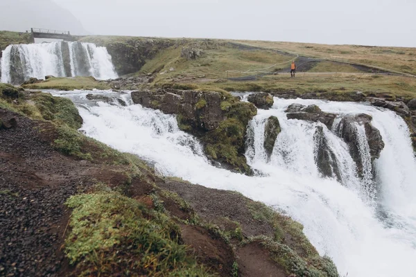 Горный пейзаж с водопадом — стоковое фото