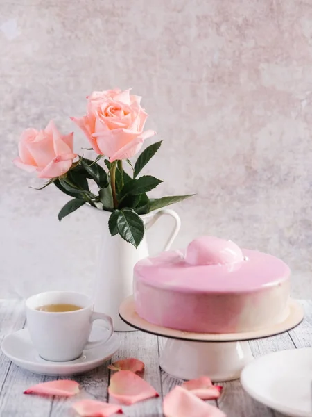 Rosa Kuchen und Rosen — Stockfoto