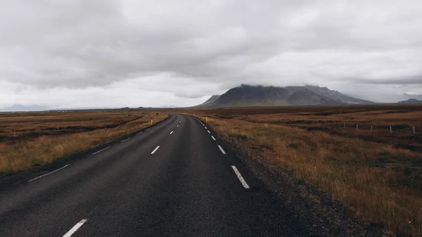 Üres road és a hegyekre — Stock Fotó