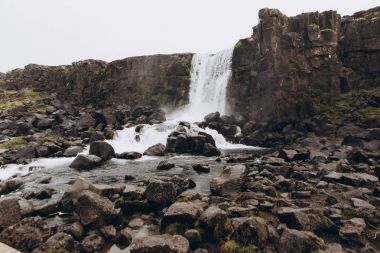 Şelaleli dağ manzarası
