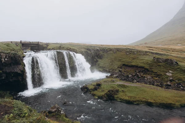 Paisaje de montaña con cascada — Foto de Stock