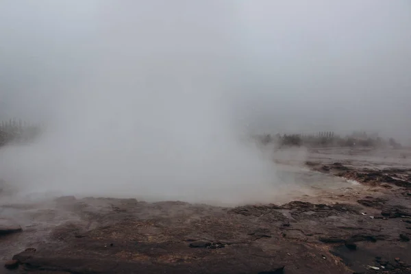 Paisagem com erupção de gêiser — Fotografia de Stock