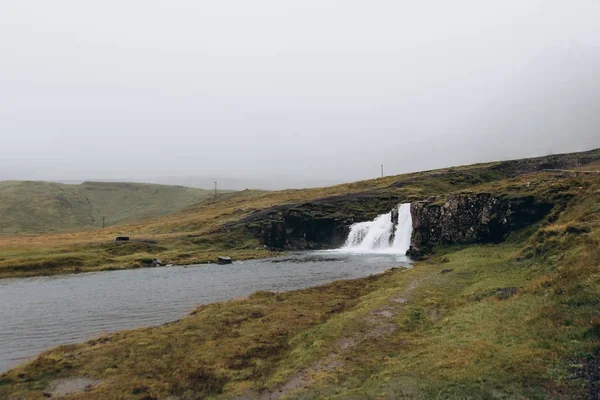 Гірський пейзаж з водоспадом — стокове фото