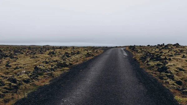 Estrada vazia e montanhas — Fotografia de Stock