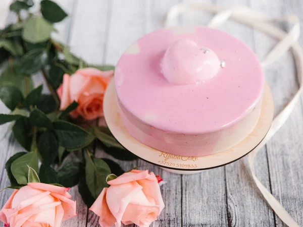 Розовый торт и розы — стоковое фото