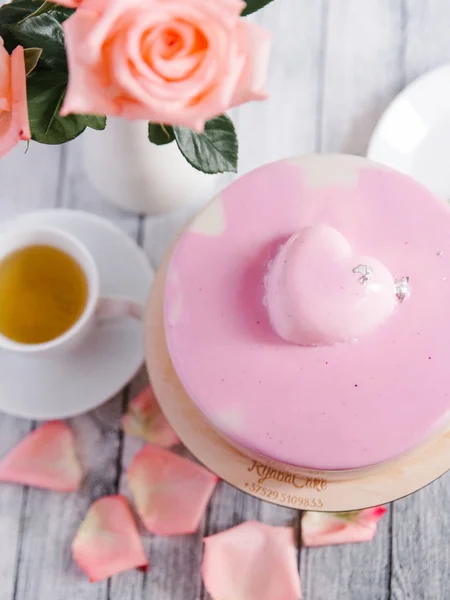 Pink cake dan mawar — Stok Foto